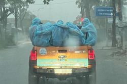 Nhóm tình nguyện viên ở TP.HCM không kịp trú, đội mưa suốt 2 tiếng