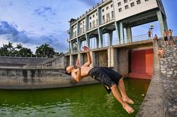 Nhiều thanh niên tụ tập, nhảy cầu, tắm sông bất chấp lệnh cấm