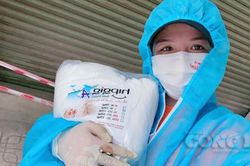 Bà mẹ trẻ nhờ chồng trông con để rong ruổi phát cơm cho người khó khăn tại TP. HCM