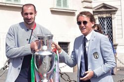 Nhà vô địch Euro 2020 lâm cảnh 'dở khóc, dở cười'