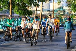 Phớt lờ lệnh cấm, người dân Thủ đô vẫn đạp xe, tập thể dục