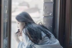 Phải mất bao lâu để em có thể trở thành một cái cây vững vàng trong giông bão?