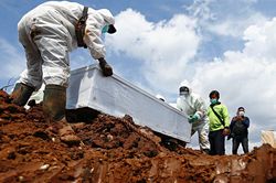 Ca tử vong tăng nhanh, tình nguyện viên Indonesia phụ đóng quan tài