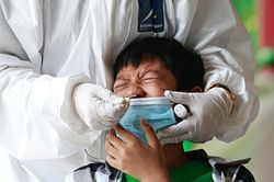 Nếu là cúm mùa, vì sao Covid-19 lây lan mạnh giữa mùa hè?