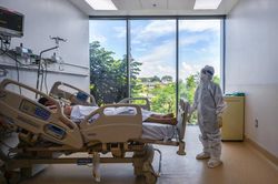 Bên trong Bệnh viện Hồi sức Covid-19 lớn nhất Việt Nam