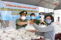 Công an An Giang hỗ trợ 110 tấn gạo cho người dân gặp khó mùa Covid-19