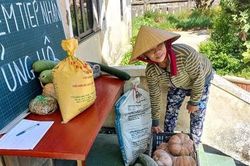 Trăm tấn hàng, triệu trái tim từ miền Trung gửi vào Bình Dương