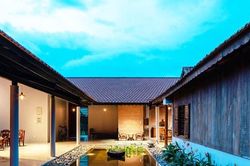 Mê mẩn nhà cấp 4 mái ngói chữ U có hồ nước giữa nhà