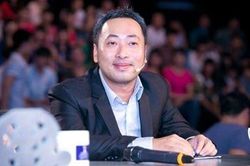 Đạo diễn Nguyễn Quang Dũng tích cực làm từ thiện mùa dịch
