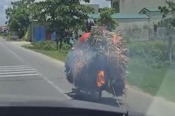 Xe máy bốc cháy nghi ngút trên đường, chủ xe dừng đúng ngay cây xăng