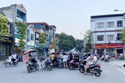 Chợ Kim Tân: Người bán hàng tràn cả ra đường gây cản trở giao thông