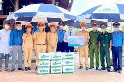 Tặng quà 3 chốt kiểm soát dịch bệnh Covid-19