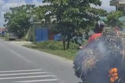 Đang chở hàng, người đàn ông đi xe máy không hề hay biết điều khủng khiếp đang xảy ra sau yên xe mình