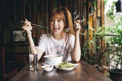 Dân mạng khuyên Hari Won: Tiết kiệm đồ ăn đi, ngoài kia mọi người phải lo miếng ăn từng ngày