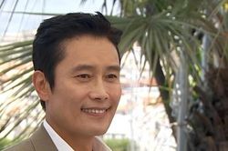 Netizen Hàn phẫn nộ khi Lee Byung Hun bị phóng viên nước ngoài chào bằng tiếng Nhật