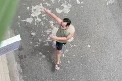 Chồng nhảy chân sáo khi đi nhận hàng cho vợ ở TP.HCM