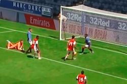 Aubameyang bỏ lỡ cơ hội cận thành