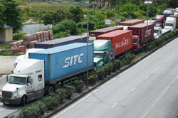 Cửa ngõ Hải Phòng ùn tắc hơn 10 km ngày đầu dán logo ôtô tải