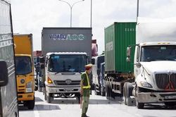 Hải Phòng dán logo đỏ vàng xanh phân loại xe tải đến từ vùng có dịch