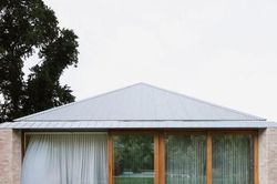 Chiêm ngưỡng nhà cấp 4 mái chóp bằng gạch tái chế đơn giản