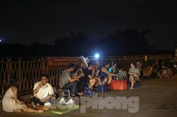 Thanh niên tụ tập ăn nhậu, hóng gió trên cầu Long Biên lúc đêm khuya bất chấp lệnh cấm