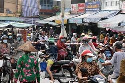 Nguời dân đổ xô đi mua hàng hóa, tăng nguy cơ lây lan dịch bệnh