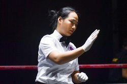 Bóng hồng đầu tiên trong 'làng trọng tài boxing' của Việt Nam