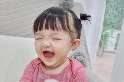 Đông Nhi 'dìm hàng' con gái cưng Winnie bằng loạt ảnh lộ nọng cằm, body ngấn mỡ