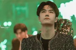 Vương Nhất Bác bơi giữa biển đèn màu xanh lá, biến concert công ty thành concert cá nhân