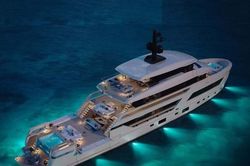 Chiêm ngưỡng siêu du thuyền 144 feet tuyệt đẹp có nội thất hoàn toàn bằng thủy tinh