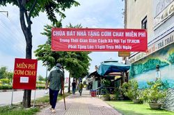 'Ống trượt cơm' của chùa Bát Nhã giúp người nghèo giữa mùa dịch bệnh
