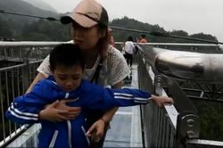 Cầu kính hình chữ A không dành cho người yếu tim ở Trung Quốc