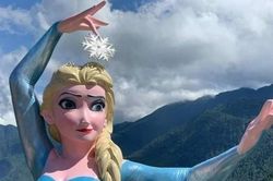 Sau tượng Nữ thần tự do, xuất hiện Nữ hoàng băng giá Elsa 'hô mưa, gọi gió' trên núi Sa Pa