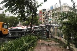 TP Thủ Đức: Mưa lớn kèm lốc xoáy, làm sập biển quảng cáo hàng chục mét vuông