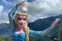 Dân mạng chỉ trích bức tượng Elsa mới xây ở Sa Pa