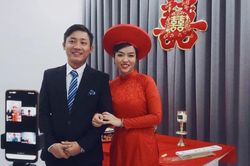 Đôi bạn trẻ tổ chức đám cưới online trong mùa dịch