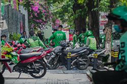 Shipper tụ tập tán gẫu trong lúc chờ khách ở Hà Nội