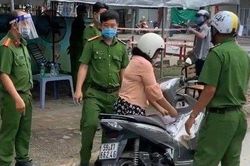 Xử phạt người ký giấy thông hành cho con gái