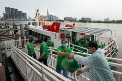 Tàu cao tốc vận chuyển gần 20 tấn rau, củ cập bến Bạch Đằng