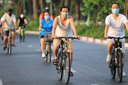 Người dân Thủ đô vẫn đổ ra đường tập thể dục, đạp xe sáng 19/7