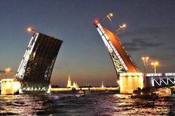 Trầm trồ xem cầu mở về đêm ở St. Petersburg, Nga