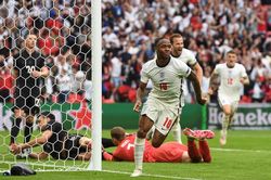 Sterling sắp thành 'vật tế thần' của Man City?