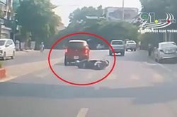 Ô tô 'cố tình' tạt đầu, gây tai nạn cho xe máy