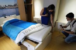 Vận động viên thử nghiệm tính năng 'chống gần gũi' của giường ngủ làng Olympic Tokyo