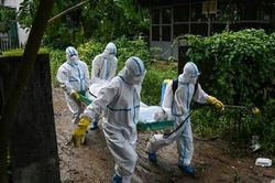 Các tình nguyện viên Myanmar tất bật đến tận nhà nhận xác người chết vì COVID-19