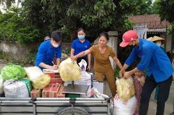 Người dân Thanh Hóa hỗ trợ nhu yếu phẩm 'Hướng về thành phố mang tên Bác'