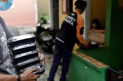 Chuyện những người phát thực phẩm cho bệnh nhân COVID-19 mắc kẹt tại nhà