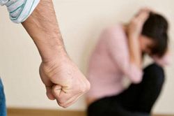 Đi công tác về nghe thấy tiếng khóc trong phòng ngủ, chồng mở cửa rồi lao vào đánh vợ vì bắt gặp cảnh tượng không ngờ tới