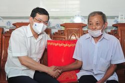 Chủ tịch UBND tỉnh Nguyễn Văn Sơn tặng quà gia đình chính sách huyện Hàm Yên