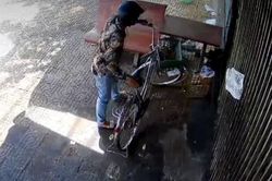 Hai đối tượng trộm chiếc xe đạp tại cửa tiệm nghỉ mùa dịch